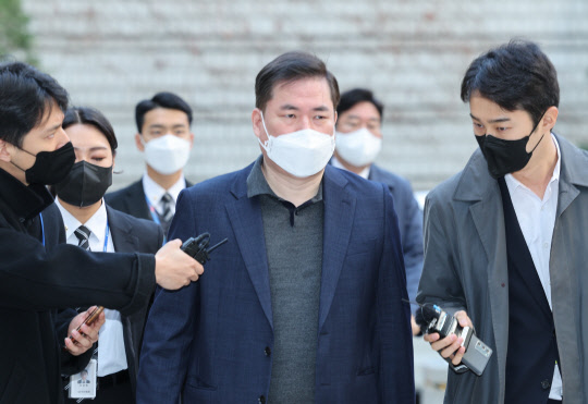 유동규(가운데) 전 성남도시개발공사 본부장이 지난 11일 서울 서초구 중앙지법에서 열린 대장동 개발 사업 로비·특혜 의혹 관련 1심 속행 공판에 출석하고 있다. [연합뉴스]